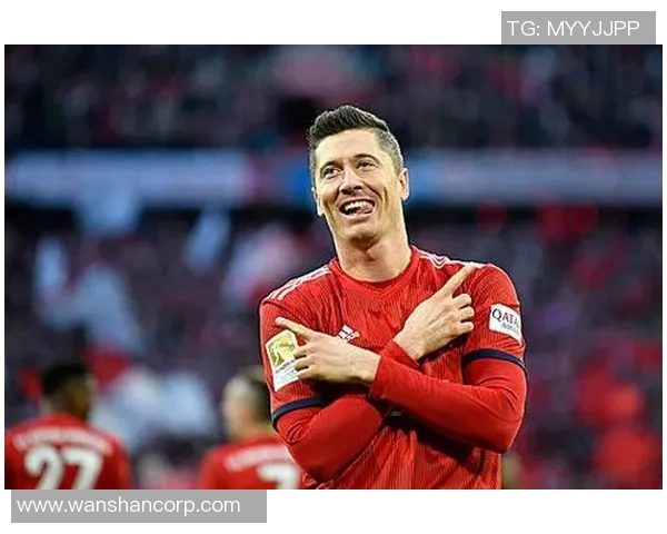 足球明星张开双手展现自信与激情的瞬间让我们感受运动的魅力与活力 足球明星张开双手展现自信与激情的瞬间让我们感受运动的魅力与活力