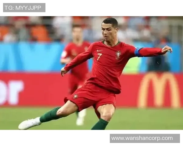 足球巨星C罗荣获多项国际大奖展现卓越足球才华与影响力 足球巨星C罗荣获多项国际大奖展现卓越足球才华与影响力